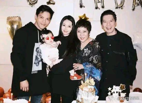 曝郭碧婷产下二胎儿子，已获向太12亿奖励，网友：生育机器