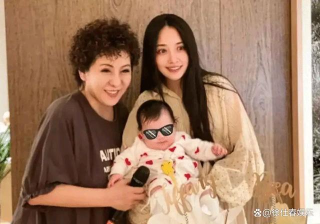 曝郭碧婷产下二胎儿子，已获向太12亿奖励，网友：生育机器