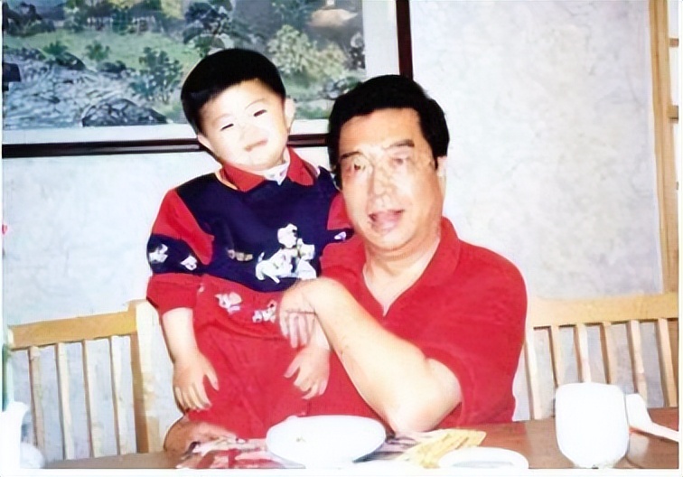 李双江大儿子李贺：从没享受过父爱，却要承担父亲和继母晚年生活