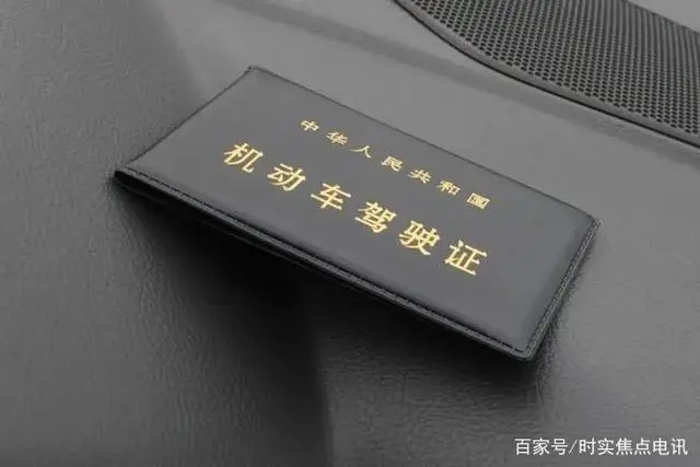 尴尬!女子科目三考试把安全员整吐了,原因无奈!