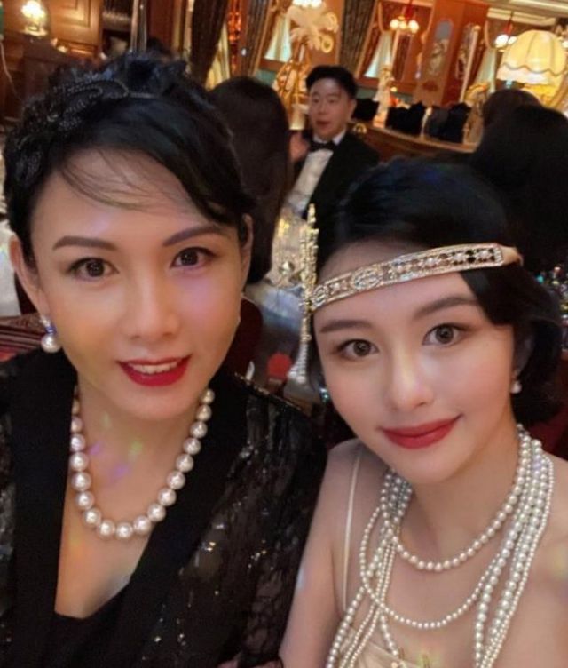 54岁邱淑贞曝近照，穿低胸上衣比女儿还俏丽，名表暴露贵妇身份