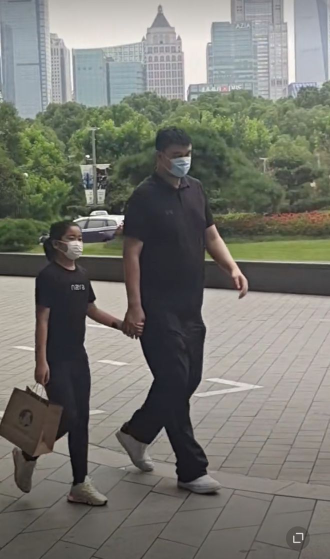 姚明带女儿机场做核酸被偶遇 12岁女儿身高超成伦