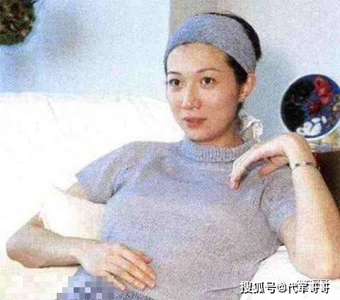 17岁获得亚姐冠军，未婚为成龙生女，如今47岁的她生活却很凄凉