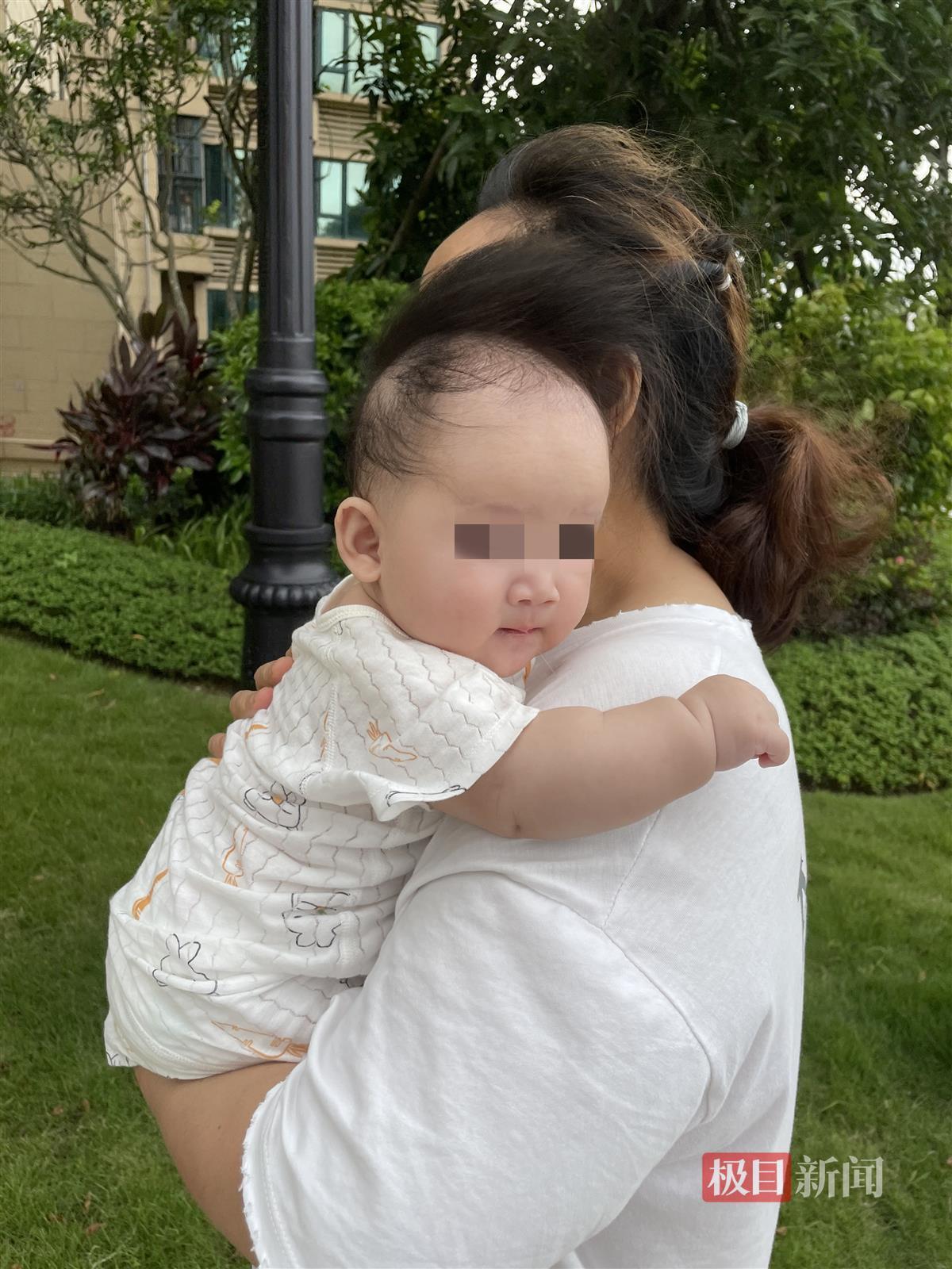 女婴发型竖起如同遭遇静电 母亲：系胎发 医生说正常