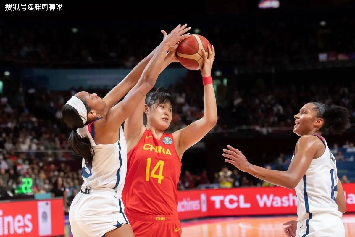 姚明哭了！中国女篮憾负美国队，4节打停世界第一，郑薇李梦够硬