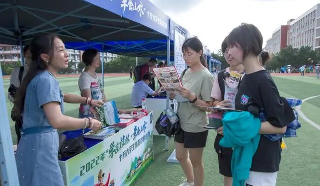 00后女大學生做宿舍美甲月入過萬 沒畢業就開店買車