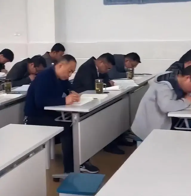 70位高三老師被安排與學(xué)生一起考試，網(wǎng)友：老師能考過學(xué)生嗎？