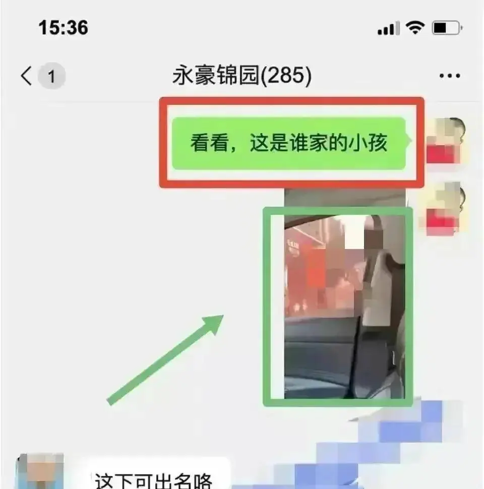 兩名學生在小區門口停車場白天放飛自我