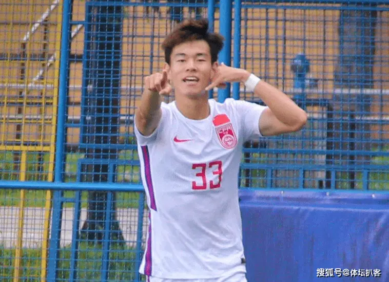 4-1狂胜！中国男足踢疯了，19岁天才大爆发，1V3破门+C罗式庆祝