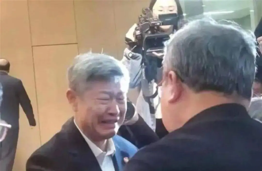 “網紅校長”王樹國卸任，臨別前三鞠躬，學生們追著車道別