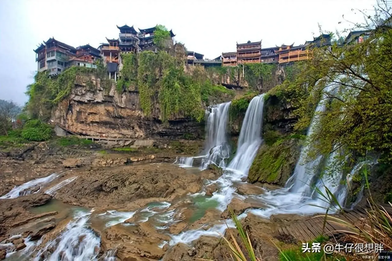 湖南一座建在瀑布上的古镇，建筑保持着传统的湘西特色！