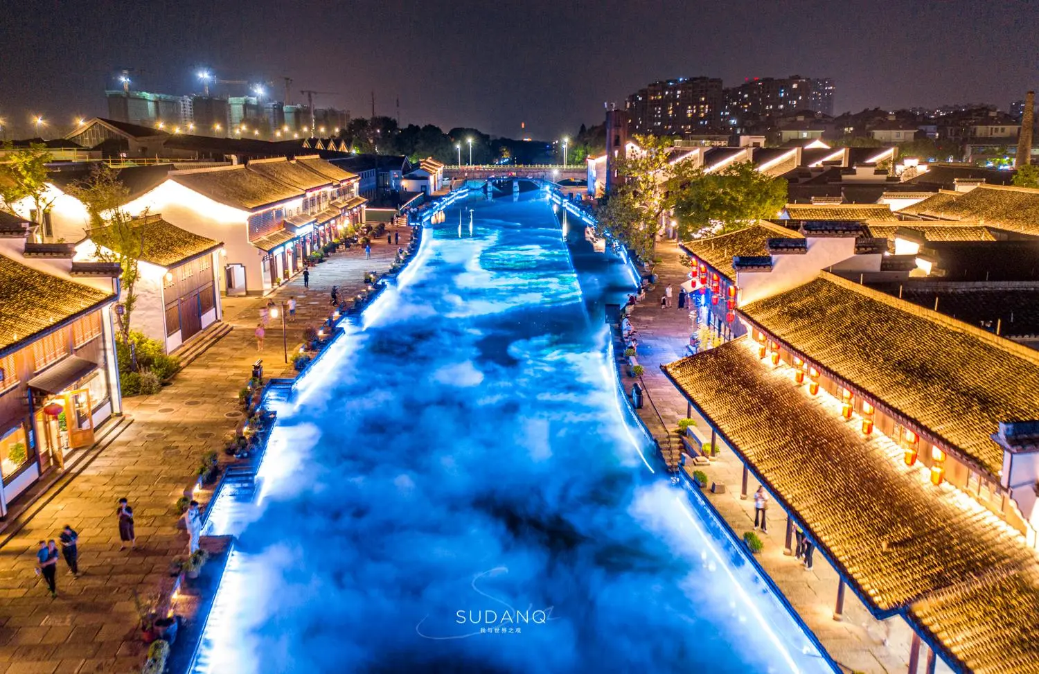 它是浙江著名的水乡集镇之一，距今2000多年历史，夜景似“仙境”