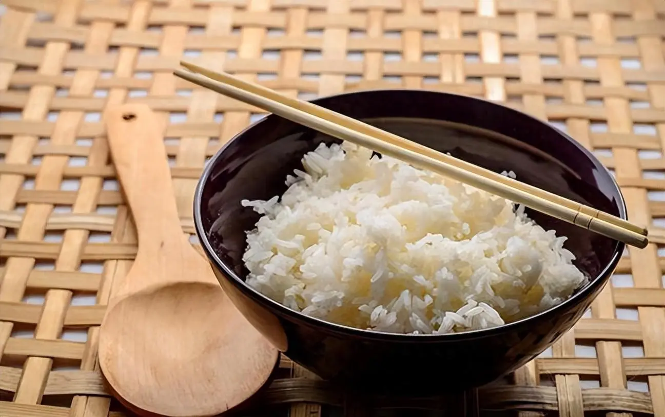 患上高血压要少吃大米饭？医生说出答案：血压高要少吃2种东西