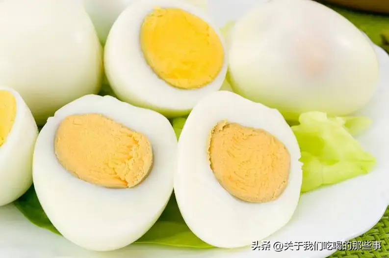 煮鸡蛋别直接用水煮，牢记“2技巧加2样”，鲜嫩入味，壳一碰就掉