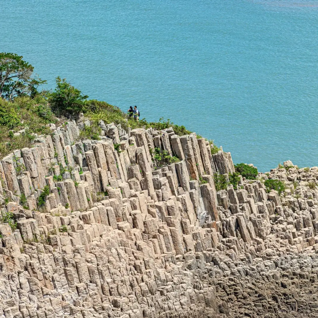 浙江惊现成千上万根巨型石柱插在海面，海天一色实属罕见