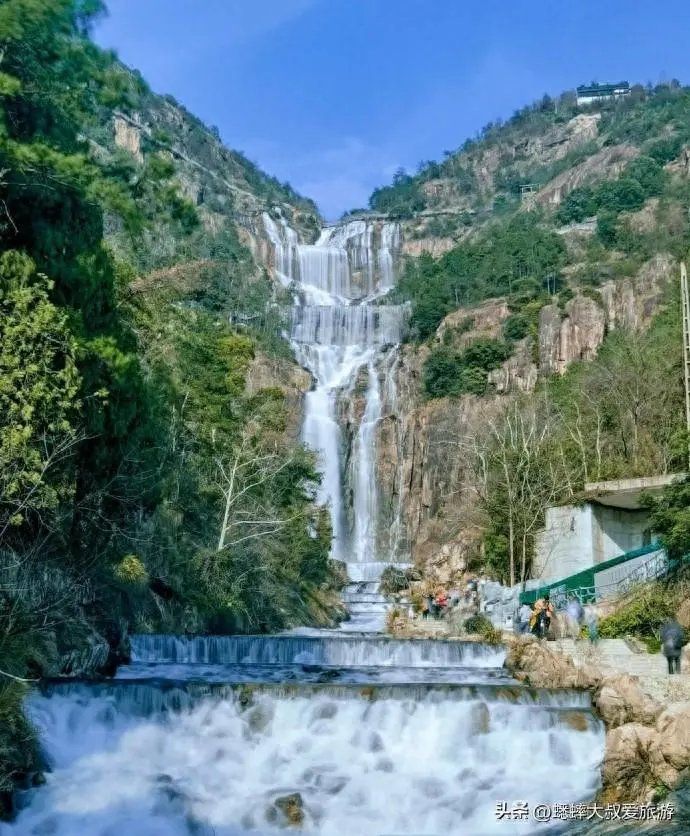 来浙江游玩4A瀑布吧，壮观且会“下班”，春日游玩，如临仙境！