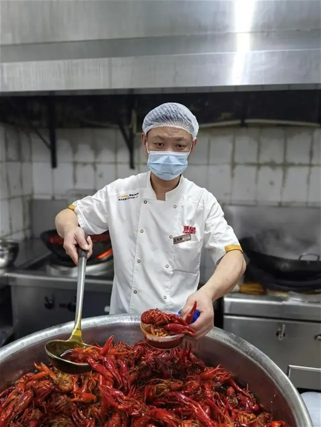 高校烹飪6噸小龍蝦送畢業(yè)生，讓萬(wàn)名學(xué)子記住“湖北味道”