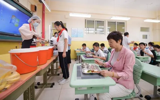 北京校园餐管理新规实施！新学期中小学生不再吃盒饭