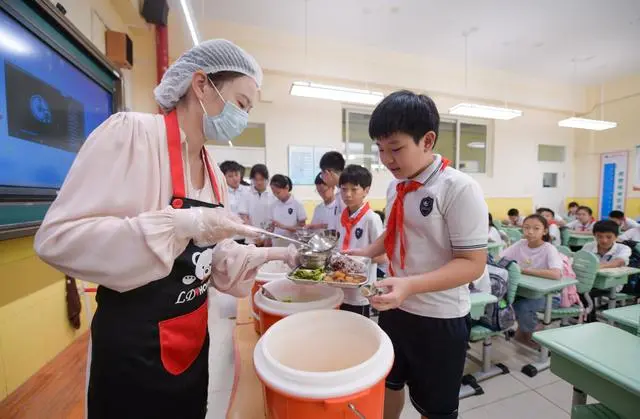 北京校园餐管理新规实施！新学期中小学生不再吃盒饭