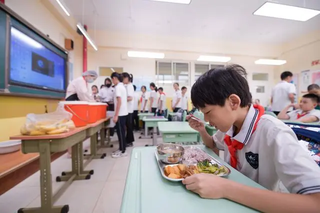 北京校园餐管理新规实施！新学期中小学生不再吃盒饭