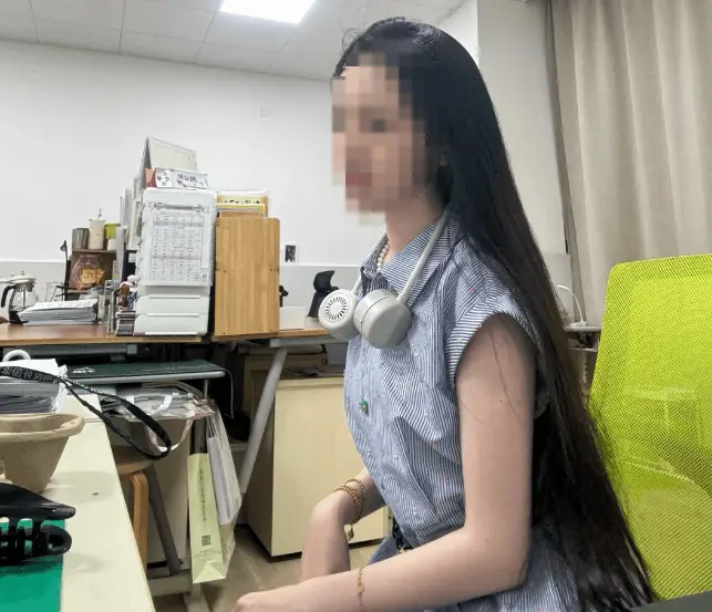 “我不会跪着服务家长！”浙江女老师退群离职，留下家长面面相觑