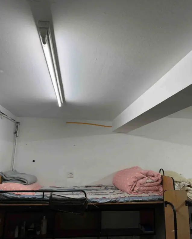 “女孩怎么能住這種床位？”學(xué)校分配宿舍有粗水管，父母無法接受