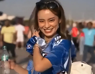 FIFA官方认证，日本美女球迷火了！笑容很治愈，获誉新一代女神